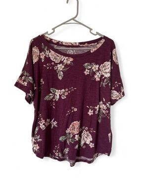 Women’s Floral Short-Sleeve Tee in Maroon